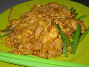 thai noodles with chicken and egg