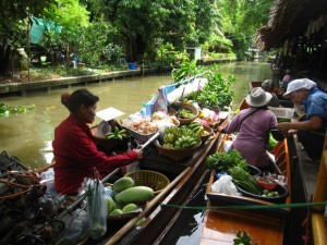 boats on lay mayom floating market